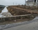 Дорога грунтовая, причем убитая, любой дождь превращает её в непроходимое болото, пешком вообще не получается выйти чистым на ближайший асфальт, детям просто не пройти, увязнут.