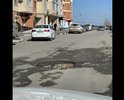 Огромная яма, участок дороги ниже основной дороги, все в трещинах и мелких ямах. В непогоду постоянная лужа большая