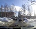 На выезде из квартального проезда на Ленинградскую две глубокие ямы в пол-колеса.