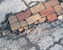 Множественные ямы. Провели ремонт в переулке, по самым современным технологиям. Асфальтный завод проиграл, кирпичный выиграли тендер на работы в нашем городке.