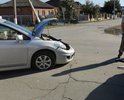На пересечении улиц Отдельского и Островского регулярно происходят ДТП по причине невнимательности водителей. Ул.Островского является "второстепенной", о чем сообщает соответствующий знак. Обе асфальтированные, но это не мешает любителям "проскочить" создавать аварийные ситуации. На фото одно из многих дтп, зафиксированных на данном перекрестке. В одном из таких побывал и я, став жертвой невнимательного водителя.
Ситуация усугубляется нахождением в непосредственной близости от этого перекрестка школы, что создает дополнительный риск для детей.
Давно поступают предложения установить на этом перекрестке светофор.
