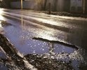 Доброго времени суток! Я - Улица Талалихина из Батайска, что в Ростовской области. Уже более четверти века здесь разбита дорога, постоянные ямы, на тротуаре перманентная каша из грязи и воды. В дожди пешеходы не могут пройти по мне без страха быть обрызганными и испачканными, а водители обязательно влетают в ямы. Коротенький 200-метровый участок из года в год игнорируется властями, хотя требуется только лишь наладить систему водоотведения дождевых вод, убрать грязь с тротуаров и качественно залатать ямы. С этим не справился ни предыдущий мэр, ни нынешний градоначальник. У меня есть собственный аккаунт в Instagram - поглядите, там намного больше "красоты" и реальной обстановки. Вот он: https://www.instagram.com/budni_talalikhina/
Помогите, пожалуйста, справиться с проблемой! И жители, и я - мы уже устали жить в постоянной грязи долгие годы...