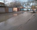Доброго времени суток! Я - Улица Талалихина из Батайска, что в Ростовской области. Уже более четверти века здесь разбита дорога, постоянные ямы, на тротуаре перманентная каша из грязи и воды. В дожди пешеходы не могут пройти по мне без страха быть обрызганными и испачканными, а водители обязательно влетают в ямы. Коротенький 200-метровый участок из года в год игнорируется властями, хотя требуется только лишь наладить систему водоотведения дождевых вод, убрать грязь с тротуаров и качественно залатать ямы. С этим не справился ни предыдущий мэр, ни нынешний градоначальник. У меня есть собственный аккаунт в Instagram - поглядите, там намного больше "красоты" и реальной обстановки. Вот он: https://www.instagram.com/budni_talalikhina/
Помогите, пожалуйста, справиться с проблемой! И жители, и я - мы уже устали жить в постоянной грязи долгие годы...