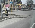 Пересечение улиц Идарова и Гагарина. Покрытие после ремонта разрытия разрушается. Требуется устранение дефекта дорожного покрытия. Перекресток один из самых загруженных. Вблизи расположены междугородний автовокзал и аэропорт.