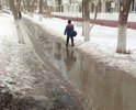Вот по такому тротуару дети идут в школу№15.По обочинам грязь и мокрый снег.Неужели нельзя соскрести снег и дать детям нормально ходить.