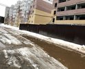 дорога разбита строительной техникой
стройка не оборудована пунктами мойки колес, вся грязь на дорогу и во дворы
улица постоянно занята грузовиками, приехавшими на стройку