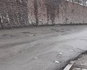 Покрытие решеток канализации разрушено, разрушено покрытие дороги (ямы, трещины)