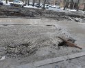 Во дворе дома Щигровский переулок 12 не возможно не ездить , не ходить. Ямы, машины на газонах. В ямы проваливаются машины. Страшно детей выпускать. Когда асфальт положат у нас? Это прям перед подъездом 2.