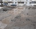 Во дворе дома Щигровский переулок 12 не возможно не ездить , не ходить. Ямы, машины на газонах. В ямы проваливаются машины. Страшно детей выпускать. Когда асфальт положат у нас? Это прям перед подъездом 2.