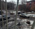 Вот такой вид как после бомбёжки по адресу Севастопольская 37 из- за того что машины проезжают там где им ездить не положено и бросают их так же! Игорь рудаков говорит мол сам вкопай столбы что б не ездили!