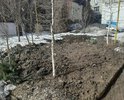 Чапаевская 142, после ремонта водоввода оставили вот такую яму и изуродованный газон. Еще немного и крыльцо упадёт в яму. Яму размыто далеко под асфальт во дворе гуляют дети. Просим обратить внимание