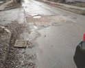 Мусор и снег на дороге, ямы и грязь
