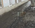 В сезон дождей ,весной и осенью возле дома по ул. Уральская 48 вот такой тротуар. Лужи ,ямы, грязь. От асфальта остались одни воспоминания