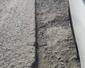 старые бетонные плиты разбиты, торчит арматура, бордюр в основном отсутствует, пешеходная часть дороги отсутствует, в период таяния снега и дождей образуется гигантская! которую люди обходят по трубам теплотрассы