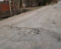 Дорога местами через каждые 20-25 метров находится в разбитом состоянии, невозможно нормально проехать, ямы большие и объехать их очень сложно.
