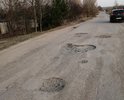 Дорога местами через каждые 20-25 метров находится в разбитом состоянии, невозможно нормально проехать, ямы большие и объехать их очень сложно.