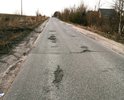 Дорога местами через каждые 20-25 метров находится в разбитом состоянии, невозможно нормально проехать, ямы большие и объехать их очень сложно.