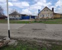 На улице Москвича между домами 50 и 51 в конце 2020 (локальный дефект) возвели искусственную дорожную неровность ("лежачий полицейский", далее по тексту - ИН) из асфальта. Данная неровность не соответствует требованиям ГОСТ Р 52605-2006 (далее по тексту - ГОСТ):
- по высоте, максимальная высота гребня Н значительно выше допустимого значения 7 см (0,07 м);
 - отсутствует искусственное освещение в непосредственной близости с ИН;
 - на ИН не нанесены световозвращающие элементы;
 - радиус криволинейной поверхности R волнообразного профиля так же не соответствует ГОCТ.

Мой автомобиль не является внедорожником (имеет клиренс всего 15 см) и преодолеть данную ИН очень затруднительно.
Ширина ИН 240 см (2,4 метра). Высота ИН достигает 14-15 см.
Прошу привести данную ИН в соответствие с требованиями ГОСТ.
Так же отсутствует тротуар, по данной улице.