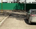 Владимирская 34, провалы асфальта, разбитый тротуар без бордюра и толстенный слой пыли на нём