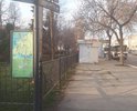 Вдоль сквера Высоцкого (чётная сторона Самарской улицы) тротуар в отвратительном состоянии: сильные вмятины, дыры от демонтированных ларьков. Нормально пройти не возможно!