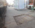 Вдоль сквера Высоцкого (чётная сторона Самарской улицы) тротуар в отвратительном состоянии: сильные вмятины, дыры от демонтированных ларьков. Нормально пройти не возможно!
