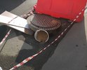 Провал канализационного люка во дворе дома по адресу Москва, Новотушинский проезд, д. 6, корп. 1, напротив подъезда 6.