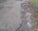 Почему в таком безобразном состоянии содержится тротуар? Ямы, выбоины, грязь, отсутствие бордюров...
