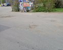 Необходимо провести ремонт дорожного полотна. Территория как после бомбежки. Ямы раньше засыпали, асфальтировали, но хватает на полгода.