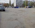 Необходимо провести ремонт дорожного полотна. Территория как после бомбежки. Ямы раньше засыпали, асфальтировали, но хватает на полгода.