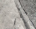 Проезд между домами ул. Запорожская 17, 17а и 19: поврежденное в результате проведения ремонтных работ на теплосетях дорожное полотно никто не спешит восстанавливать.