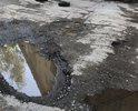 С обеих сторон вокруг дома - огромные ямы... Как в принципе, и в самом дворе.