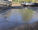 С обеих сторон вокруг дома - огромные ямы... Как в принципе, и в самом дворе.