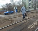 На ООТ Школа по Ставропольской организован переход, но нет ни знаков, ни разметки. Сам переход в плохом состоянии.