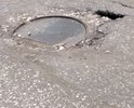 Между домами 5 и 6 провалился асфальт.