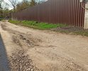 Отсутствует твердое покрытие на дороге ведущей к СНТ "ЛЭП" Наро-Фоминсого района Московской области. Ямы, колеи. После дождя проезд к СНТ практически не возможен.