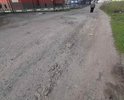 Разбитый асфальт, в переулке отсутствуют тротуары и освещение.