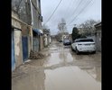 Разбитая дорога полностью. В дождь невозможно ходить пешеходам. В сухую погоду сложно ездить машинам, цепляют дном ямы