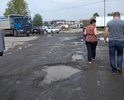 Дорога в глубоких ямах, требуется ремонт и выравнивание.