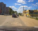 На улице Шмидта огромные ямы,  превышающие предельно допустимые значения. По этим улицам проходят маршруты общественного транспорта, а автомашины выезжают на встречные полосы, объезжая ямы. Эти повреждения дорожного покрытия подвергают реальной угрозе наши жизни, здоровью и имуществу, а также затрудняют в экстренных случаях передвижение скорой помощи, пожарной и иных спасательных служб. Считаю, что содержание дороги в таком состоянии является следствием бездействия и халатности должностных лиц администрации.