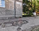 Тротуар на ул.Гагарина открытые коммуникации ? И повреждённый колодец.