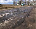 На дороги присутствуют ямы и выбоины, значительно превышающие размеры по длине 15 см, ширине — 60 см, а глубине — 5 см.