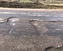 На дороги присутствуют ямы и выбоины, значительно превышающие размеры по длине 15 см, ширине — 60 см, а глубине — 5 см.