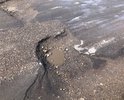 На дороги присутствуют ямы и выбоины, значительно превышающие размеры по длине 15 см, ширине — 60 см, а глубине — 5 см.