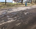 На дороги присутствуют ямы и выбоины, значительно превышающие размеры по длине 15 см, ширине — 60 см, а глубине — 5 см.