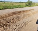 Покрытие дороги продавлено большегрузными автомобилями с момента оттаивания. Летом в сухую погоду дорога превращается в стиральную доску, в сырую погоду (обильный либо затяжной дождь)дорога превращается в болото с глубокими колеями.