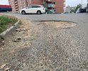 На въездной дороге к дому по адресу Карбышева 22 от Карбышева 28а, ст.3 имеется две ямы (на фото).
Усилия жильцом близлежащих домов по ремонту дороги не достаточны. Требуется восстановление асфальтового покрытия.
