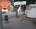 кто спроектировал полосу препятствий на остановке Сквер Высоцкого в виде знака, мусорок и ямы-провала после демонтажа сигаретного ларька?