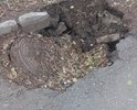 На тротуаре провалился колодец по улице Калинина между домами Физкультурной 98 и Победы 99 .