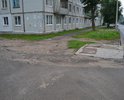 Этот участок никогда не ремонтировался, отсутствует асфальт. На участке камни, неровности, куски асфальта, оставленные при недавнем ремонте Московской ул. 

Просим, никакого песка и асфальтной крошки. Никаких временных мер. Организуйте укладку асфальта, все-таки это переход с оживленной улицы во дворы к 9 многоквартирным домам, по этой дороге дети ходят в 1 школу со всего района, в скором времени люди станут переходить дорогу через этот участок к новому ТЦ на Московской, 30 и проходимость еще больше возрастет.

Просим, не оставляйте пустот без асфальта, соедините полностью проезжую часть, асфальт у м. "Мирастрой", тротуар (виден на фото) и переход во двор к подъездам Московской, 11.