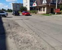 По ул. Новая убитая дорога, проехать 2м автомобилям сложно.Летит гравий из под колес и много пыли,от проезжающих автомобилей.Так же требуется освещение и нормальный тротуар, чтоб можно было с коляской проехать или на самокате.